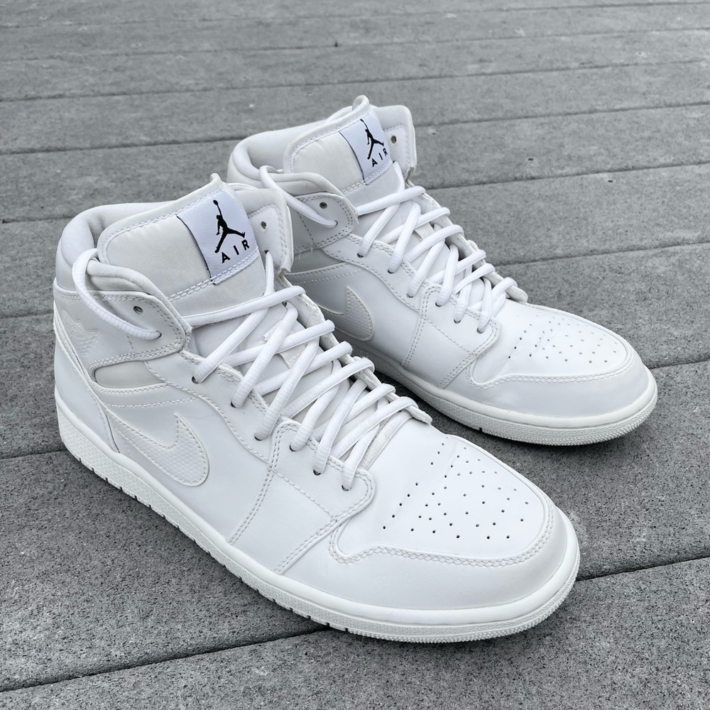 Air Jordan Retro 1 Mid ‘Triple White’